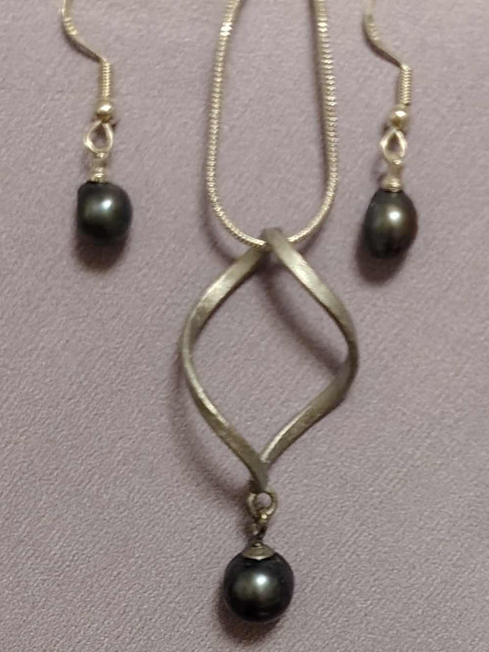 Pearl Silver Twist Necklace with Black Pearl Drops